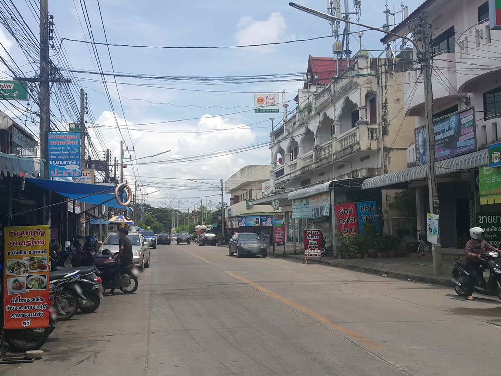 ภาพถนนตรงที่ DM Mobile Service ศูนย์ซ่อมมือถือเชียงใหม่ ตั้งอยู่ ถ่ายโดย jrcarlsen พ.ศ. 2558 (2015) · A street-level view of where DM Mobile Service ศูนย์ซ่อมมือถือเชียงใหม่ stands, by jrcarlsen in 2558 (2015)