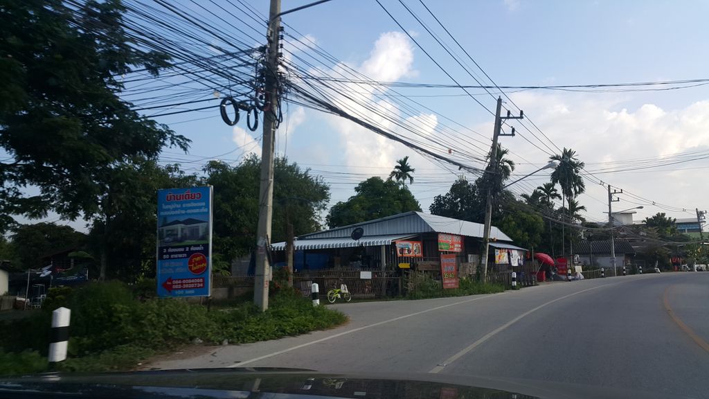 ภาพถนนตรงที่ บ้านรักสุขภาพบ่อสร้าง ตั้งอยู่ ถ่ายโดย jrcarlsen พ.ศ. 2559 (2016) · A street-level view of where บ้านรักสุขภาพบ่อสร้าง · Ban Raksukphap Bo Sang stands, by jrcarlsen in 2559 (2016)