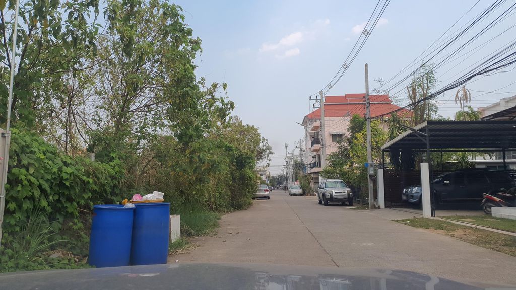 ภาพถนนตรงที่ Cozy Owls Chiang Mai ตั้งอยู่ ถ่ายโดย jrcarlsen พ.ศ. 2566 (2023) · A street-level view of where Cozy Owls Chiang Mai stands, by jrcarlsen in 2566 (2023)