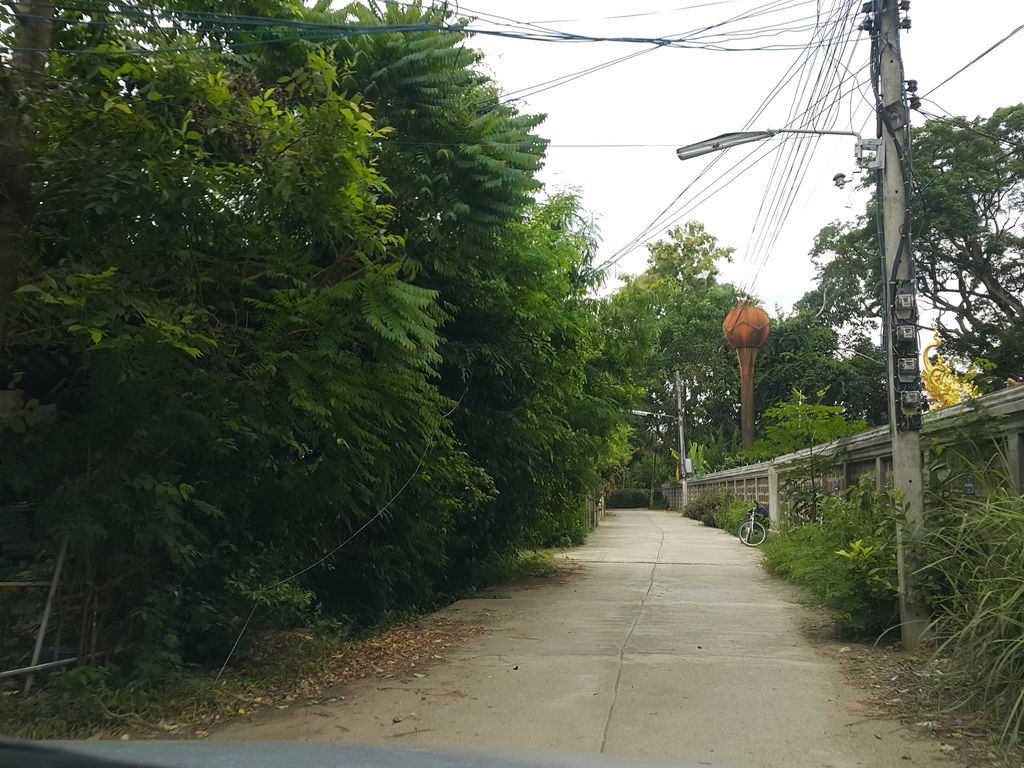 ภาพถนนตรงที่ วัดสุวรรณฉิมพลี ตั้งอยู่ ถ่ายโดย jrcarlsen พ.ศ. 2558 (2015) · A street-level view of where วัดสุวรรณฉิมพลี · Wat Suoraron Chimphli stands, by jrcarlsen in 2558 (2015)
