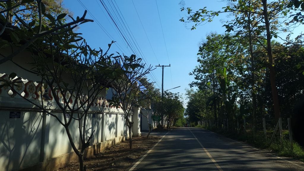 ภาพถนนตรงที่ วัดสหกรณ์1 ตั้งอยู่ ถ่ายโดย jrcarlsen พ.ศ. 2562 (2019) · A street-level view of where วัดสหกรณ์1 · Wat Sahakon1 stands, by jrcarlsen in 2562 (2019)