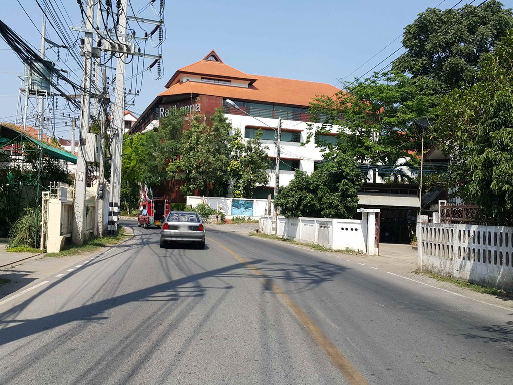 ภาพถนนตรงที่ Hippo Limited ตั้งอยู่ ถ่ายโดย jrcarlsen พ.ศ. 2558 (2015) · A street-level view of where Hippo Limited stands, by jrcarlsen in 2558 (2015)
