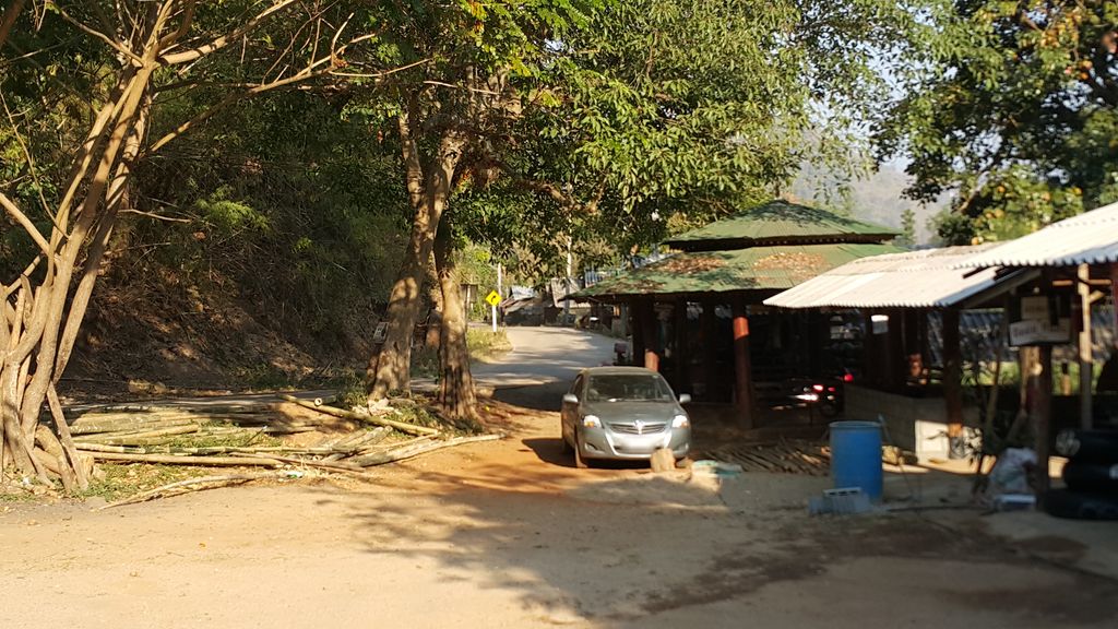 ภาพถนนตรงที่ ร้านโบว์บัวแก่งกื้ด ตั้งอยู่ ถ่ายโดย jrcarlsen พ.ศ. 2558 (2015) · A street-level view of where ร้านโบว์บัวแก่งกื้ด · Ran Bo Bua Kaengkuet stands, by jrcarlsen in 2558 (2015)