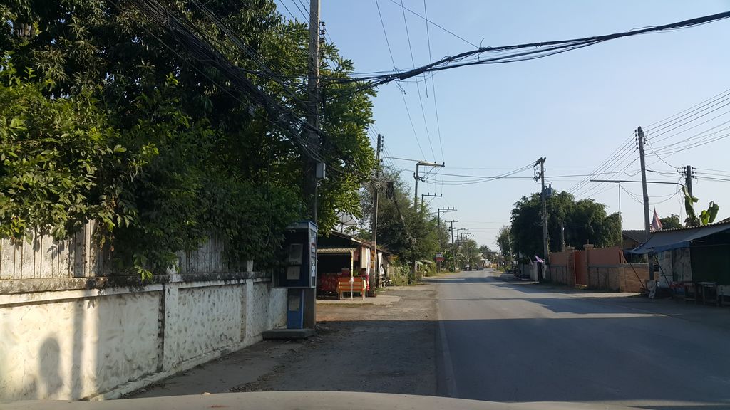 ภาพถนนตรงที่ คุณอิ๋วบิวตี้ ตั้งอยู่ ถ่ายโดย jrcarlsen พ.ศ. 2560 (2017) · A street-level view of where คุณอิ๋วบิวตี้ · Khun Io Beauty stands, by jrcarlsen in 2560 (2017)