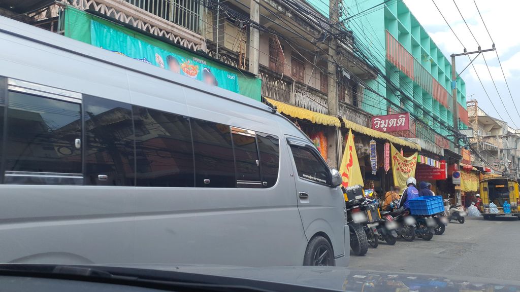 ภาพถนนตรงที่ โอเค บุ๊คสโตร์ ตั้งอยู่ ถ่ายโดย jrcarlsen พ.ศ. 2565 (2022) · A street-level view of where โอเค บุ๊คสโตร์ · Okhe Book Store stands, by jrcarlsen in 2565 (2022)