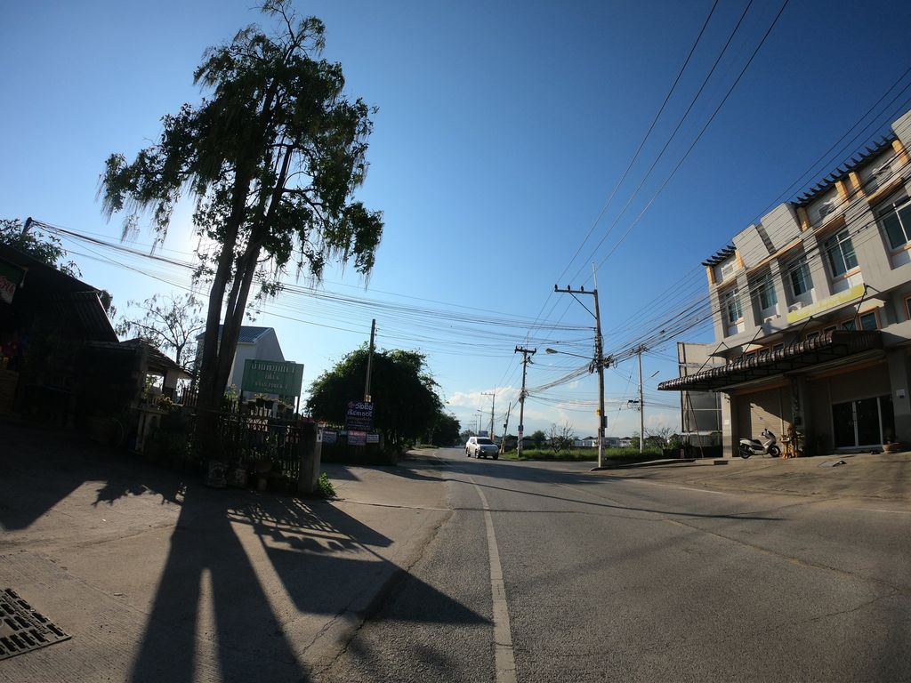 ภาพถนนตรงที่ ร้านนภารัตน์พาณิชย์ ตั้งอยู่ ถ่ายโดย chanuwath_grab พ.ศ. 2562 (2019) · A street-level view of where ร้านนภารัตน์พาณิชย์ · Ran Napha Rat Phanit stands, by chanuwath_grab in 2562 (2019)