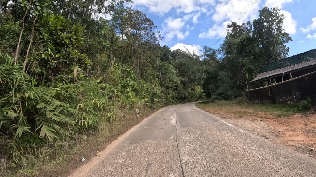 ภาพถนนตรงที่ ครัวปุ๊ฟาร์ม ตั้งอยู่ ถ่ายโดย julcnx พ.ศ. 2566 (2023) · A street-level view of where ครัวปุ๊ฟาร์ม · Khruapufam stands, by julcnx in 2566 (2023)