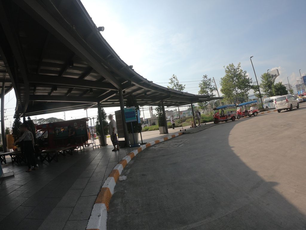 ภาพถนนตรงที่ Watsons ตั้งอยู่ ถ่ายโดย chanuwath_grab พ.ศ. 2562 (2019) · A street-level view of where Watsons stands, by chanuwath_grab in 2562 (2019)