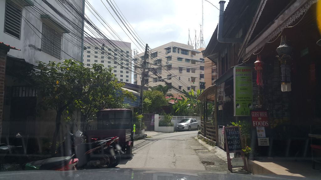 ภาพถนนตรงที่ อีเกิ้ลแทรค ตั้งอยู่ ถ่ายโดย jrcarlsen พ.ศ. 2560 (2017) · A street-level view of where อีเกิ้ลแทรค · Ikoensaek stands, by jrcarlsen in 2560 (2017)