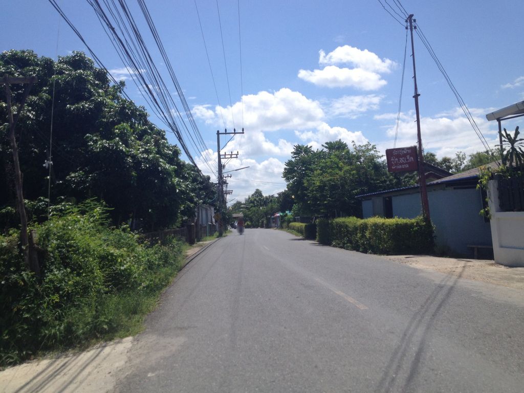 ภาพถนนตรงที่ ครัวหน้าบ้าน ตั้งอยู่ ถ่ายโดย jimwatana พ.ศ. 2558 (2015) · A street-level view of where ครัวหน้าบ้าน · Khruanaban stands, by jimwatana in 2558 (2015)