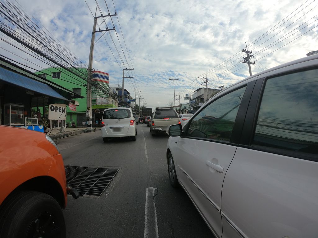 ภาพถนนตรงที่ ตลาดสดบริบูรณ์ ตั้งอยู่ ถ่ายโดย chanuwath_grab พ.ศ. 2562 (2019) · A street-level view of where ตลาดสดบริบูรณ์ · Bribun Fresh market stands, by chanuwath_grab in 2562 (2019)