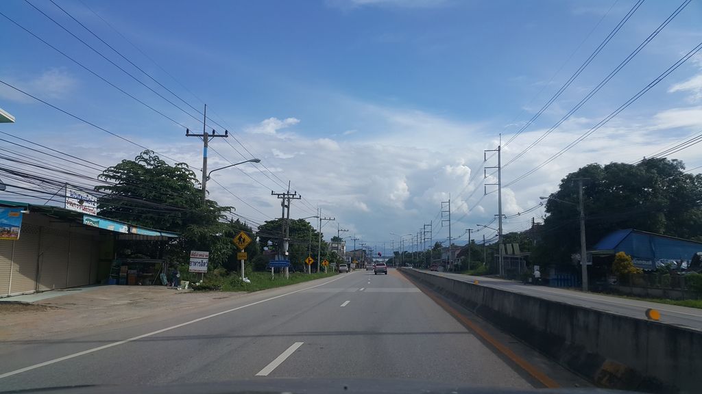ภาพถนนตรงที่ Nugket restaurant ตั้งอยู่ ถ่ายโดย jrcarlsen พ.ศ. 2560 (2017) · A street-level view of where Nugket restaurant stands, by jrcarlsen in 2560 (2017)