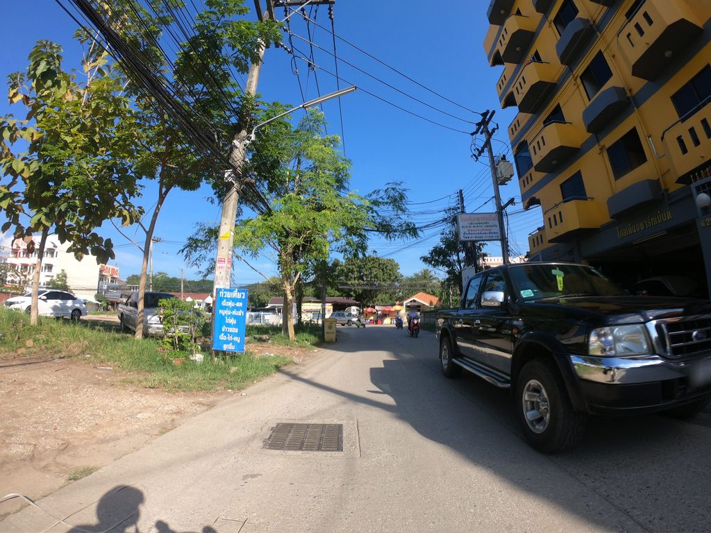 ภาพถนนตรงที่ Golden Apartment Chiangmai ตั้งอยู่ ถ่ายโดย chanuwath_grab พ.ศ. 2562 (2019) · A street-level view of where Golden Apartment Chiangmai stands, by chanuwath_grab in 2562 (2019)