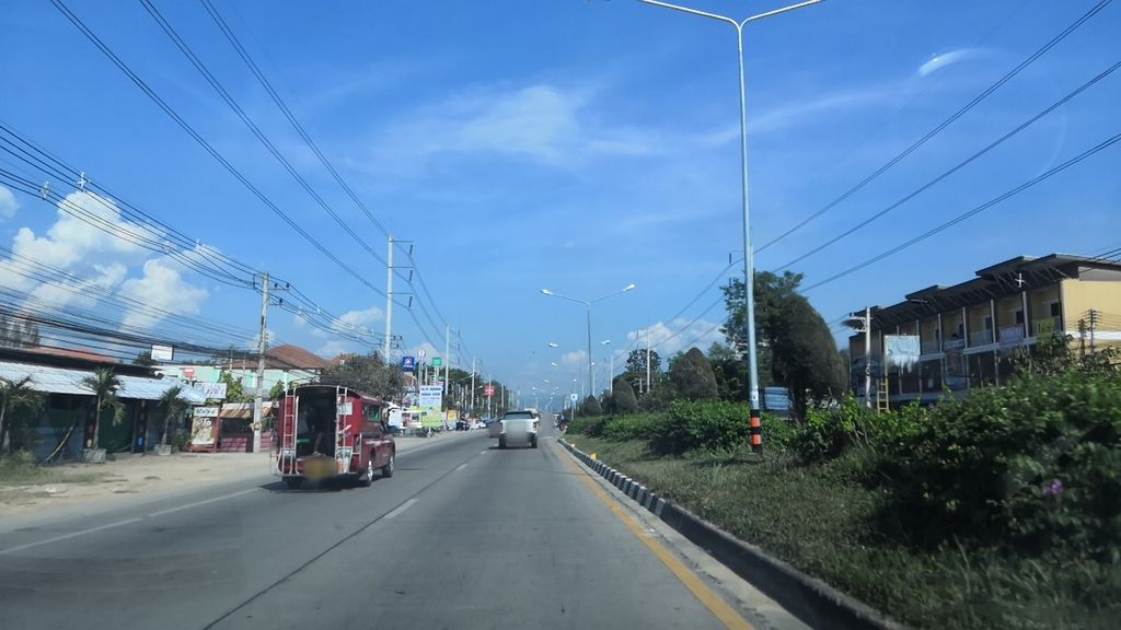 ภาพถนนตรงที่ หมูวีพี สาขาสันนาเม็ง ตั้งอยู่ ถ่ายโดย charlesano พ.ศ. 2561 (2018) · A street-level view of where หมูวีพี สาขาสันนาเม็ง · Muwiphi Sakha San Nameng stands, by charlesano in 2561 (2018)