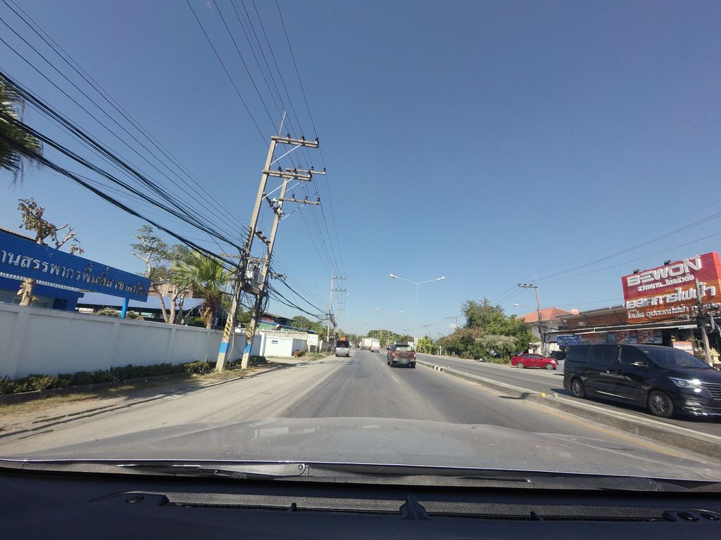 ภาพถนนตรงที่ สรรพากรแม่ริม ตั้งอยู่ ถ่ายโดย mishari พ.ศ. 2563 (2020) · A street-level view of where สรรพากรแม่ริม · Sonphak Mae Rim stands, by mishari in 2563 (2020)