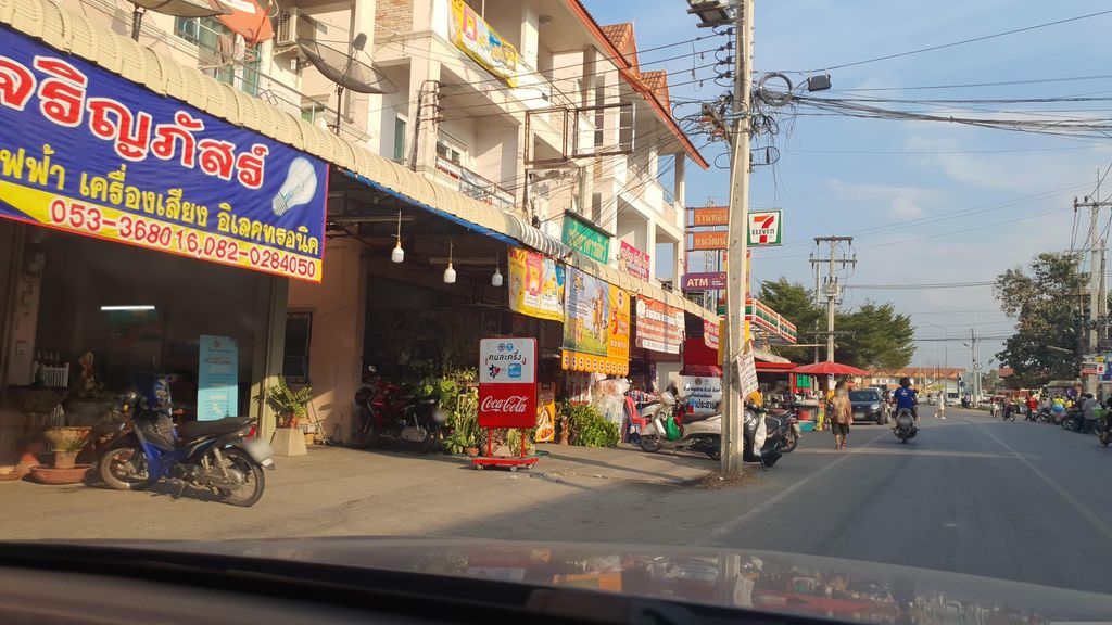 ภาพถนนตรงที่ ร้านเจริญภัสร์ ตลาดน้ำโท้ง ตั้งอยู่ ถ่ายโดย jrcarlsen พ.ศ. 2566 (2023) · A street-level view of where ร้านเจริญภัสร์ ตลาดน้ำโท้ง · Ran Charoen Pha Talat Namthong stands, by jrcarlsen in 2566 (2023)