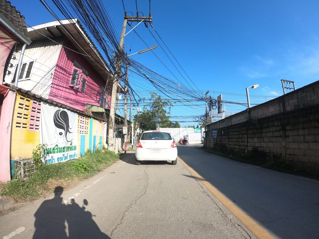 ภาพถนนตรงที่ Vorradej Haircut ตั้งอยู่ ถ่ายโดย chanuwath_grab พ.ศ. 2562 (2019) · A street-level view of where Vorradej Haircut stands, by chanuwath_grab in 2562 (2019)
