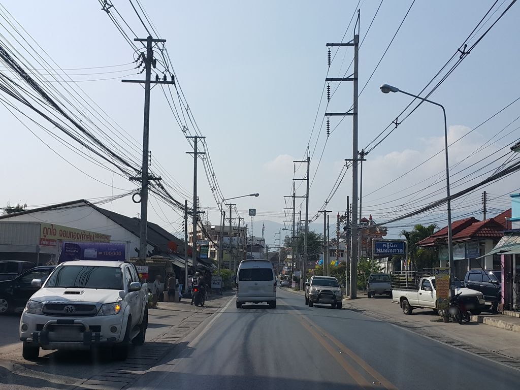 ภาพถนนตรงที่ MR DIY ตั้งอยู่ ถ่ายโดย jrcarlsen พ.ศ. 2558 (2015) · A street-level view of where MR DIY stands, by jrcarlsen in 2558 (2015)