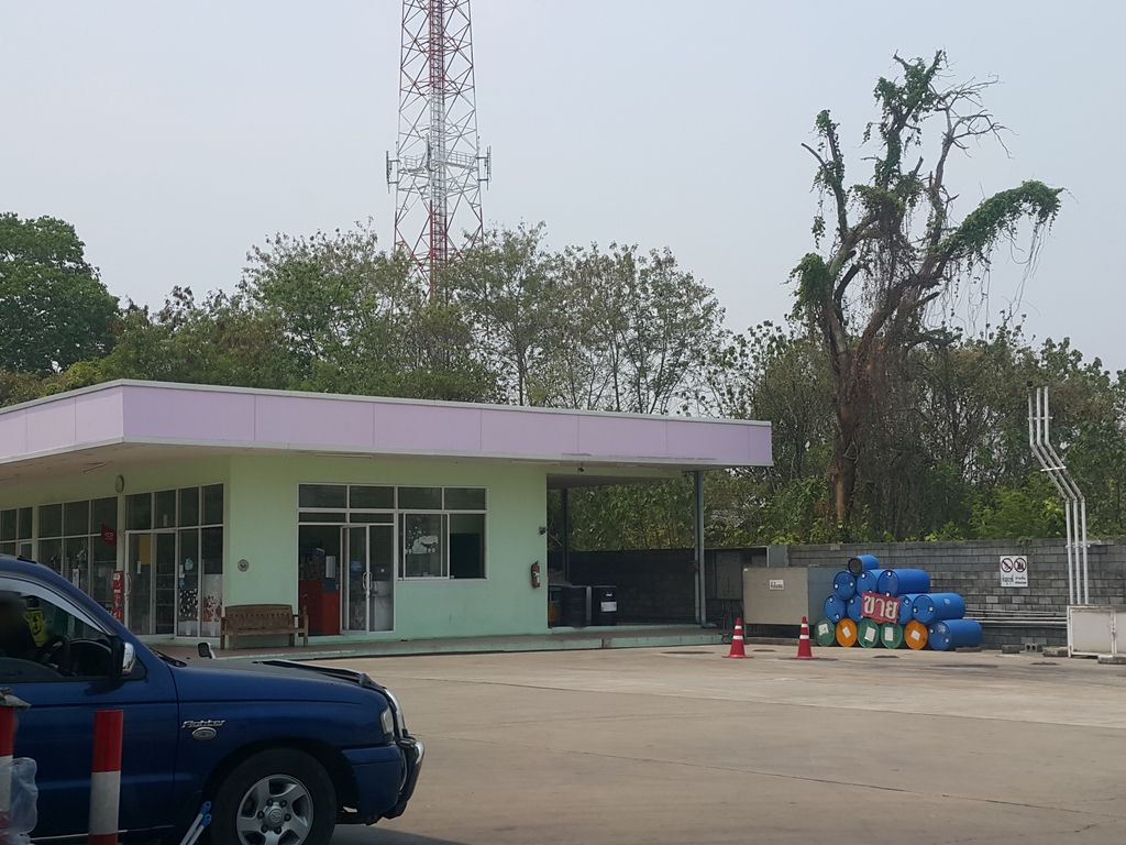 ภาพถนนตรงที่ วีแก๊ส แม่ริม ตั้งอยู่ ถ่ายโดย jrcarlsen พ.ศ. 2559 (2016) · A street-level view of where วีแก๊ส แม่ริม · Wikaet Mae Rim stands, by jrcarlsen in 2559 (2016)