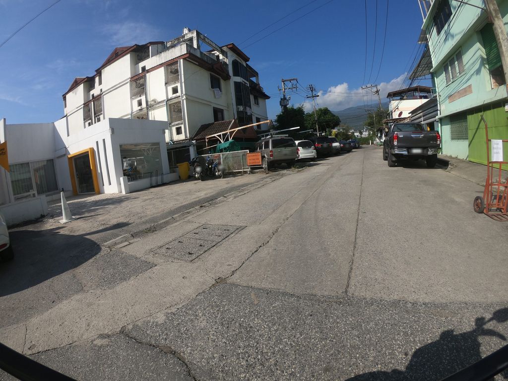 ภาพถนนตรงที่ Merry House Chiang Mai ตั้งอยู่ ถ่ายโดย chanuwath_grab พ.ศ. 2562 (2019) · A street-level view of where Merry House Chiang Mai stands, by chanuwath_grab in 2562 (2019)