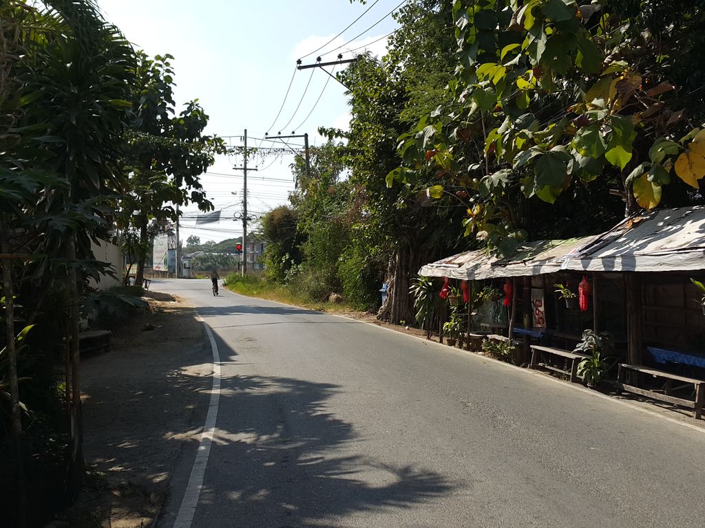 ภาพถนนตรงที่ โลคอลแคมป์ ตั้งอยู่ ถ่ายโดย jrcarlsen พ.ศ. 2557 (2014) · A street-level view of where โลคอลแคมป์ · Lokonkhaem stands, by jrcarlsen in 2557 (2014)