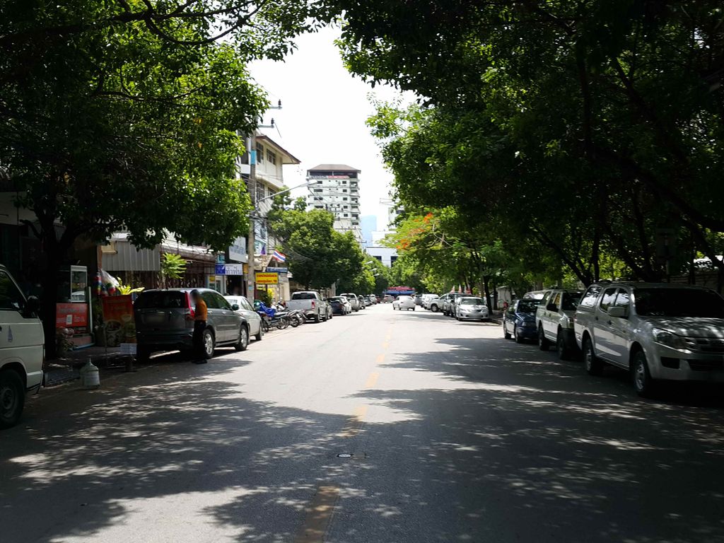 ภาพถนนตรงที่ โซรอน แฮร์ แคร์ ตั้งอยู่ ถ่ายโดย jrcarlsen พ.ศ. 2558 (2015) · A street-level view of where โซรอน แฮร์ แคร์ · Sonon Hair Care stands, by jrcarlsen in 2558 (2015)