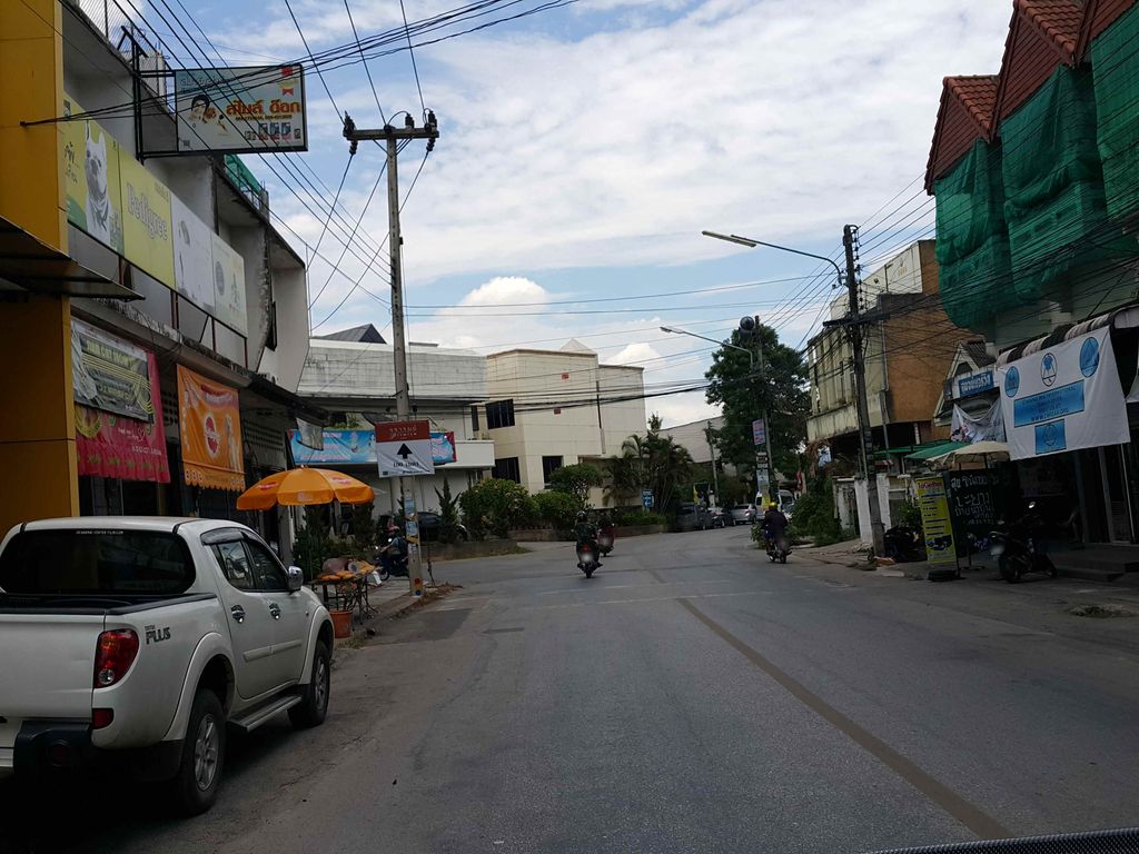 ภาพถนนตรงที่ การ์ตูนรถไฟ ตั้งอยู่ ถ่ายโดย jrcarlsen พ.ศ. 2558 (2015) · A street-level view of where การ์ตูนรถไฟ · Katunrotfai stands, by jrcarlsen in 2558 (2015)