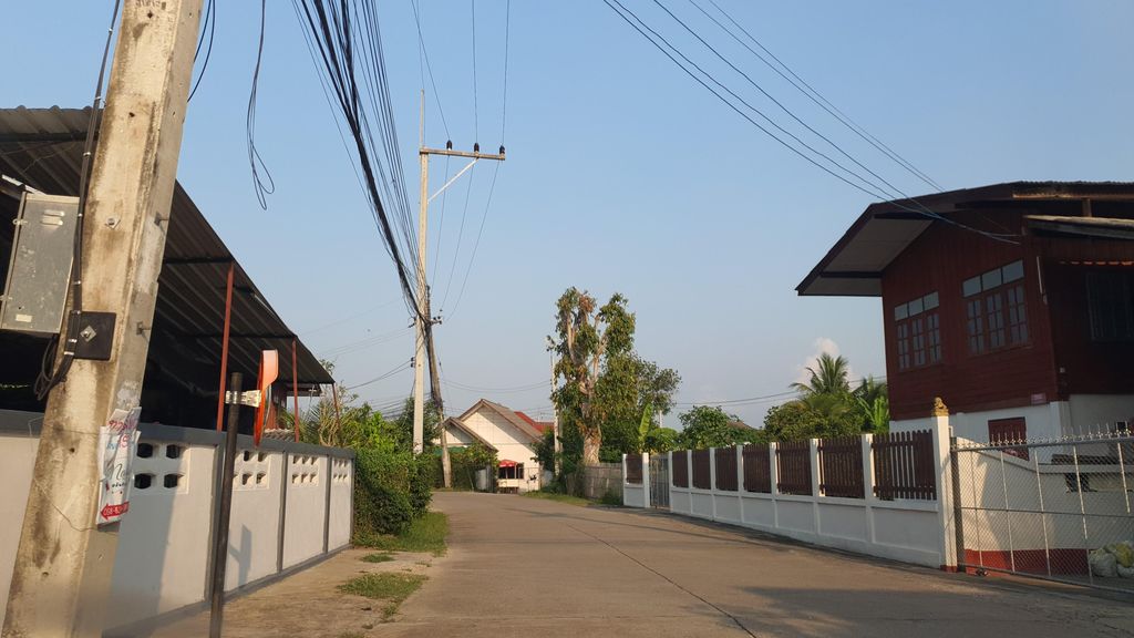 ภาพถนนตรงที่ หมูหันสันป่าตอง ตั้งอยู่ ถ่ายโดย jrcarlsen พ.ศ. 2565 (2022) · A street-level view of where หมูหันสันป่าตอง · Muhan San Pa Tong stands, by jrcarlsen in 2565 (2022)