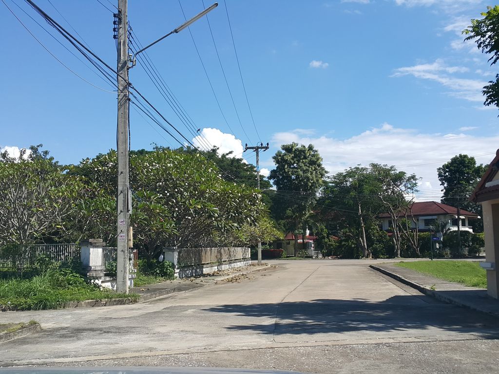 ภาพถนนตรงที่ เลควิลล์ปาร์ค 2 ตั้งอยู่ ถ่ายโดย jrcarlsen พ.ศ. 2558 (2015) · A street-level view of where เลควิลล์ปาร์ค 2 · Lake Ville Park 2 stands, by jrcarlsen in 2558 (2015)