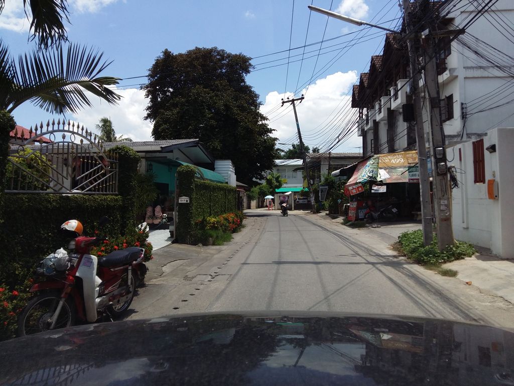 ภาพถนนตรงที่ ชะนีขายเตี๋ยว ตั้งอยู่ ถ่ายโดย hantms พ.ศ. 2558 (2015) · A street-level view of where ชะนีขายเตี๋ยว · Chani Khai Tiao stands, by hantms in 2558 (2015)