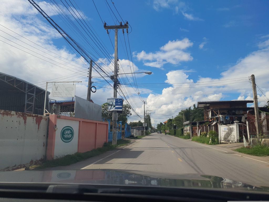 ภาพถนนตรงที่ Lanna Classic Cars ตั้งอยู่ ถ่ายโดย jrcarlsen พ.ศ. 2566 (2023) · A street-level view of where Lanna Classic Cars stands, by jrcarlsen in 2566 (2023)