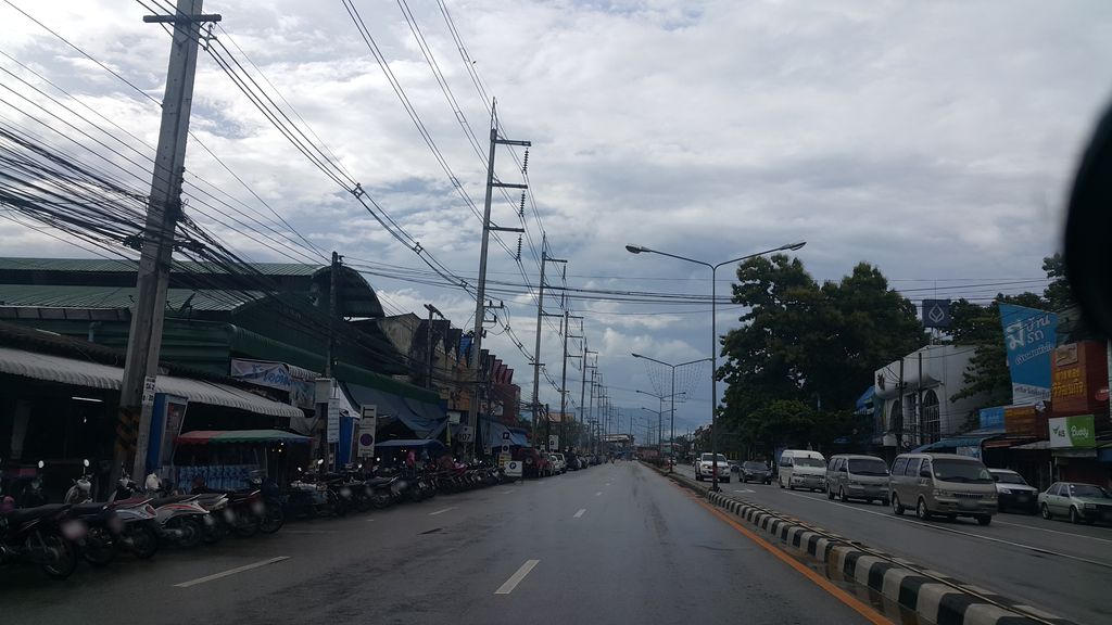 ภาพถนนตรงที่ ร้านคุณนายปิมปา ของฝากจากแม่แตง ตั้งอยู่ ถ่ายโดย jrcarlsen พ.ศ. 2559 (2016) · A street-level view of where ร้านคุณนายปิมปา ของฝากจากแม่แตง · Ran Khunnai Pimpa Khongfak Chak Mae Taeng stands, by jrcarlsen in 2559 (2016)