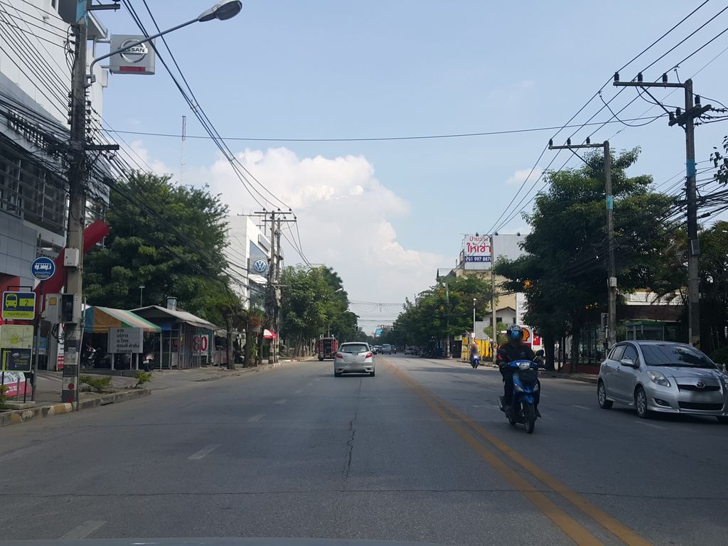 ภาพถนนตรงที่ Kittichiangmai Pharmacy ตั้งอยู่ ถ่ายโดย jrcarlsen พ.ศ. 2558 (2015) · A street-level view of where Kittichiangmai Pharmacy stands, by jrcarlsen in 2558 (2015)