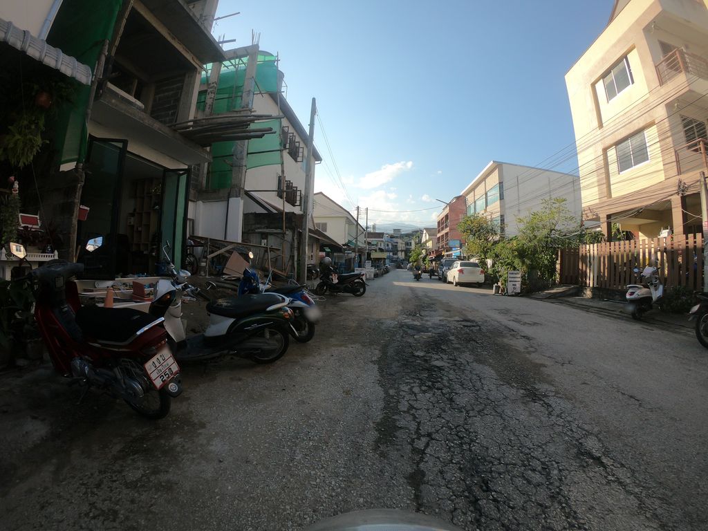 ภาพถนนตรงที่ Dekode smartphone repair ตั้งอยู่ ถ่ายโดย chanuwath_grab พ.ศ. 2562 (2019) · A street-level view of where Dekode smartphone repair stands, by chanuwath_grab in 2562 (2019)