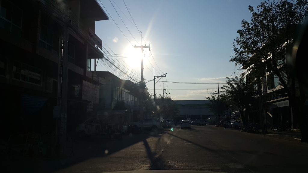 ภาพถนนตรงที่ เฮง ก๋วยเตี๋ยวเรือ ตั้งอยู่ ถ่ายโดย jrcarlsen พ.ศ. 2560 (2017) · A street-level view of where เฮง ก๋วยเตี๋ยวเรือ · Heng Kuai Tiaoruea stands, by jrcarlsen in 2560 (2017)