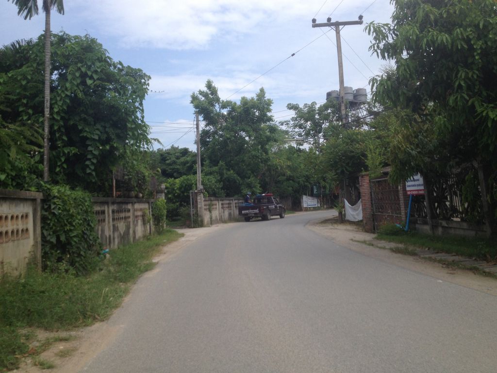 ภาพถนนตรงที่ บ้านร่มไม้ ตั้งอยู่ ถ่ายโดย jimwatana พ.ศ. 2558 (2015) · A street-level view of where บ้านร่มไม้ · Ban Rommai stands, by jimwatana in 2558 (2015)
