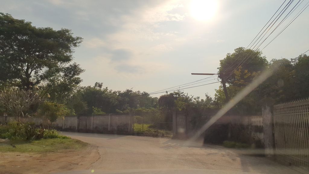 ภาพถนนตรงที่ ลาบลุงถา ตั้งอยู่ ถ่ายโดย jrcarlsen พ.ศ. 2565 (2022) · A street-level view of where ลาบลุงถา · Lablungtha stands, by jrcarlsen in 2565 (2022)