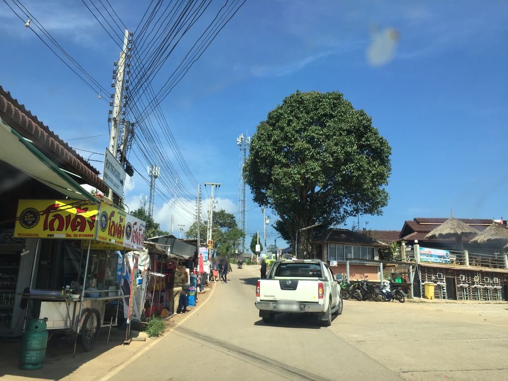 ภาพถนนตรงที่ ม่อนชมจันทร์ ตั้งอยู่ ถ่ายโดย kyoko พ.ศ. 2562 (2019) · A street-level view of where ม่อนชมจันทร์ · Mon Chomchan stands, by kyoko in 2562 (2019)
