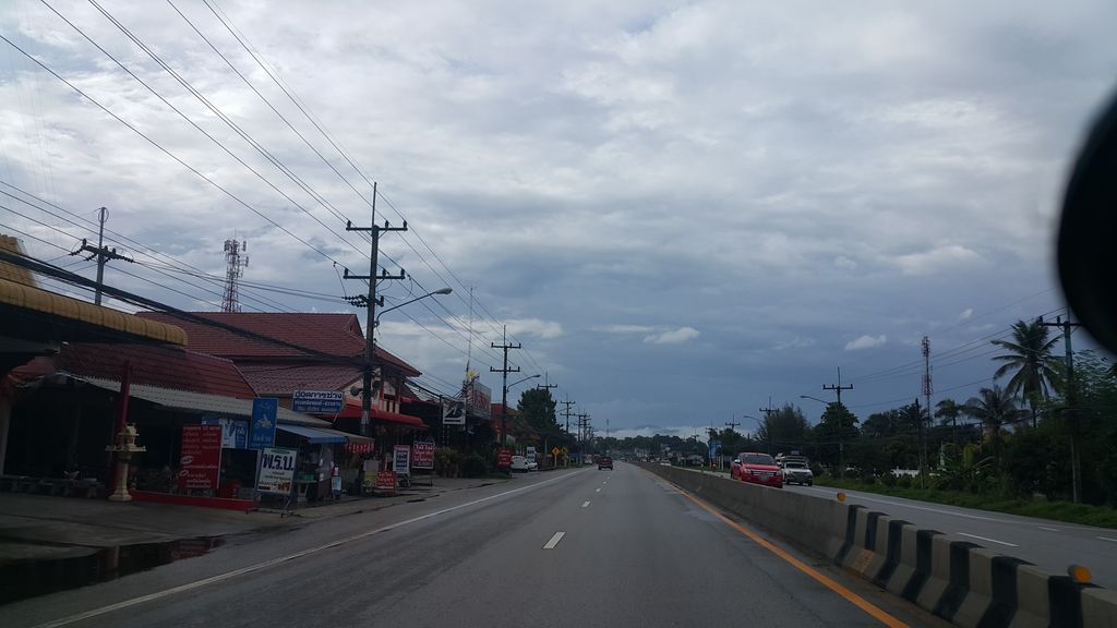 ภาพถนนตรงที่ ตรอ. แม่แตงสง่าพาณิชย์ ตั้งอยู่ ถ่ายโดย jrcarlsen พ.ศ. 2559 (2016) · A street-level view of where ตรอ. แม่แตงสง่าพาณิชย์ · Taro. Mae Taeng Sanga Phanit stands, by jrcarlsen in 2559 (2016)