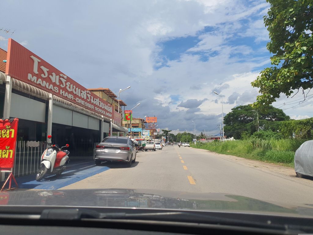 ภาพถนนตรงที่ ร้านข้าวมันไก่ นักวิ่ง ตั้งอยู่ ถ่ายโดย jrcarlsen พ.ศ. 2566 (2023) · A street-level view of where ร้านข้าวมันไก่ นักวิ่ง · Ran Khao Man Kai Nakwing stands, by jrcarlsen in 2566 (2023)