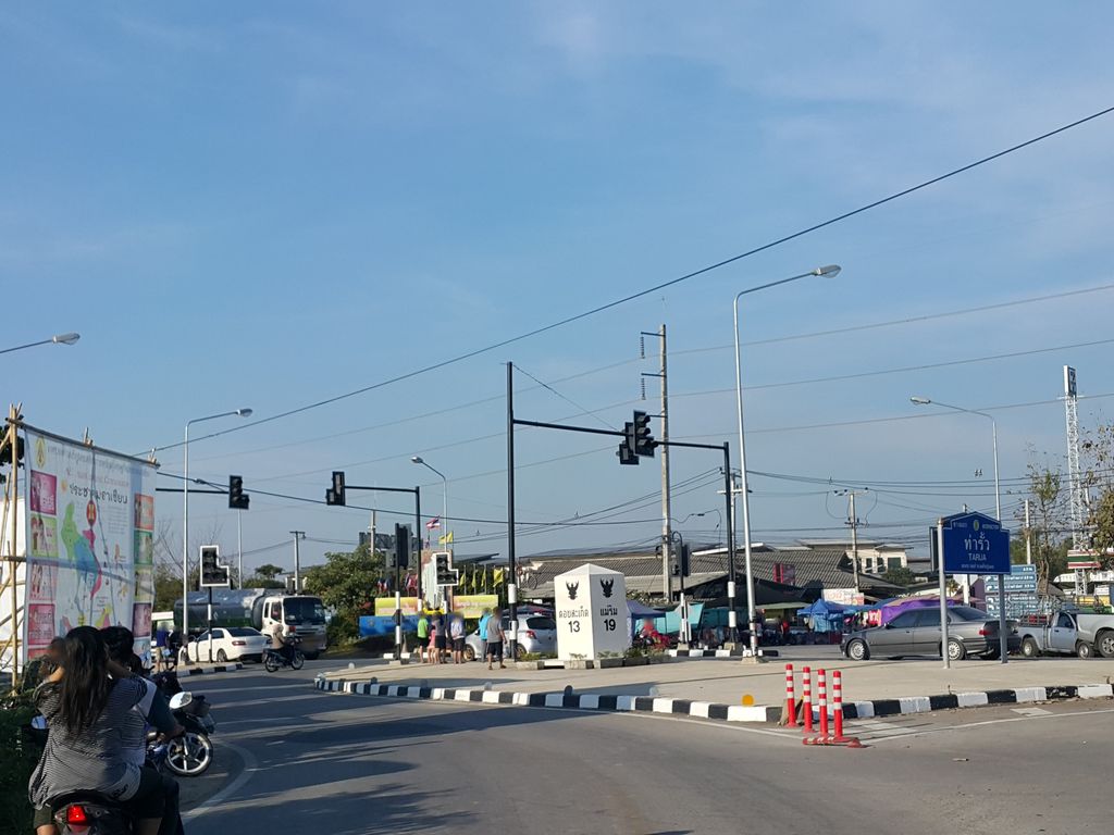 ภาพถนนตรงที่ หนังควายจี่บาร์บัส ตั้งอยู่ ถ่ายโดย jrcarlsen พ.ศ. 2559 (2016) · A street-level view of where หนังควายจี่บาร์บัส · Nangkhwaichi Bar Bat stands, by jrcarlsen in 2559 (2016)