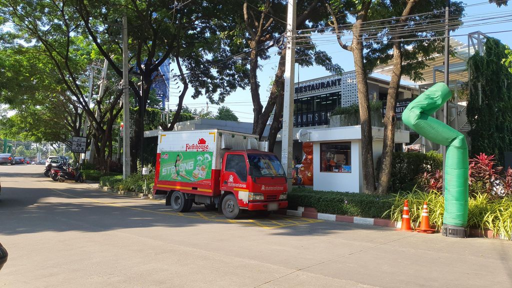 ภาพถนนตรงที่ Oxygen Coffee Studio ตั้งอยู่ ถ่ายโดย jrcarlsen พ.ศ. 2565 (2022) · A street-level view of where Oxygen Coffee Studio stands, by jrcarlsen in 2565 (2022)