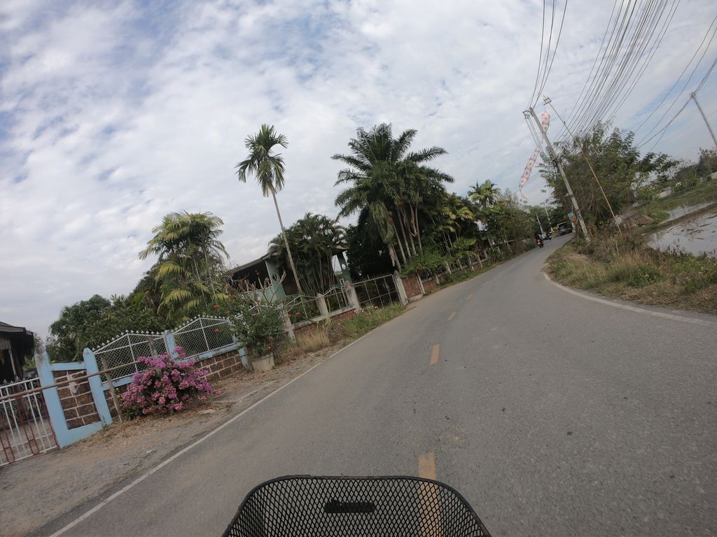 ภาพถนนตรงที่ หมูปิ้ง ลุงรอด ตั้งอยู่ ถ่ายโดย chanuwath_grab พ.ศ. 2562 (2019) · A street-level view of where หมูปิ้ง ลุงรอด · Muping Lungrot stands, by chanuwath_grab in 2562 (2019)