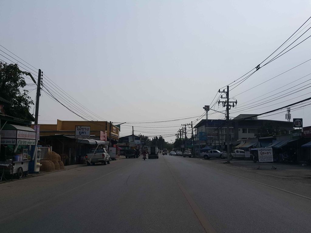 ภาพถนนตรงที่ ปัณสุขคอฟฟี่-Punsuk Coffee ตั้งอยู่ ถ่ายโดย jrcarlsen พ.ศ. 2558 (2015) · A street-level view of where ปัณสุขคอฟฟี่-Punsuk Coffee stands, by jrcarlsen in 2558 (2015)