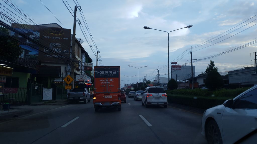 ภาพถนนตรงที่ ครัวคชา ตั้งอยู่ ถ่ายโดย silamanee พ.ศ. 2561 (2018) · A street-level view of where ครัวคชา · Khruakcha stands, by silamanee in 2561 (2018)