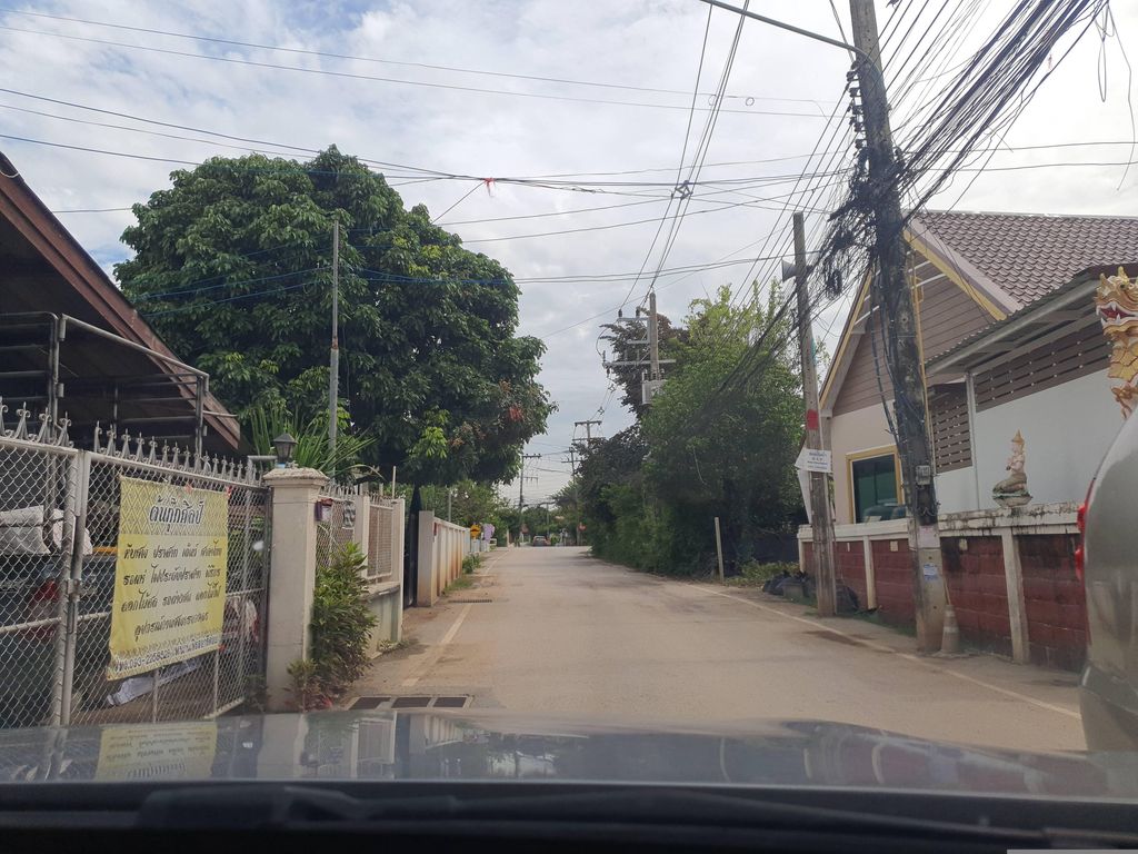 ภาพถนนตรงที่ เฟิร์สมิวสิคเชียงใหม่ ตั้งอยู่ ถ่ายโดย jrcarlsen พ.ศ. 2566 (2023) · A street-level view of where เฟิร์สมิวสิคเชียงใหม่ · First Music Chiang Mai stands, by jrcarlsen in 2566 (2023)