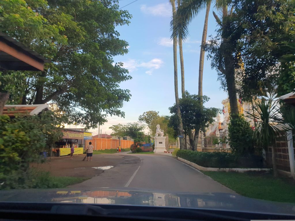 ภาพถนนตรงที่ วัดท่าไคร้ ตั้งอยู่ ถ่ายโดย jrcarlsen พ.ศ. 2566 (2023) · A street-level view of where วัดท่าไคร้ · Wat Tha Khai stands, by jrcarlsen in 2566 (2023)