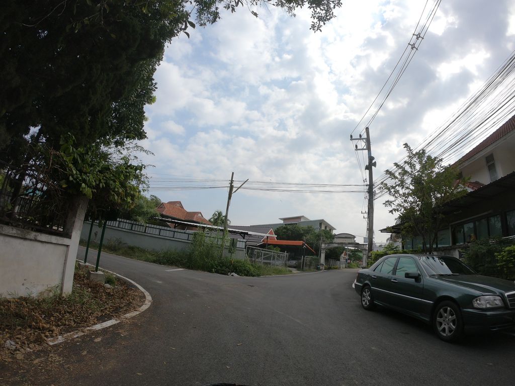 ภาพถนนตรงที่ ทวีพรรณ อพาร์ทเม้นท์ ตั้งอยู่ ถ่ายโดย chanuwath_grab พ.ศ. 2562 (2019) · A street-level view of where ทวีพรรณ อพาร์ทเม้นท์ · Thawiphraron Apartment stands, by chanuwath_grab in 2562 (2019)