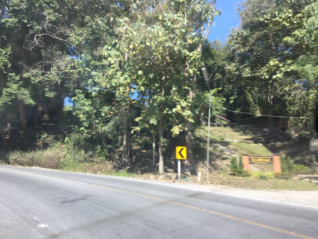 ภาพถนนตรงที่ Ban Klang Doi-Eoutfitting Valley Resort ตั้งอยู่ ถ่ายโดย kyoko พ.ศ. 2561 (2018) · A street-level view of where Ban Klang Doi-Eoutfitting Valley Resort stands, by kyoko in 2561 (2018)