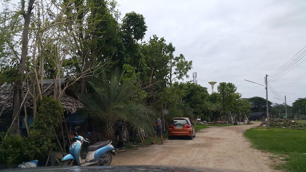 ภาพถนนตรงที่ ร้านกาแฟนายคง สาขาคำเที่ยง ตั้งอยู่ ถ่ายโดย jrcarlsen พ.ศ. 2559 (2016) · A street-level view of where ร้านกาแฟนายคง สาขาคำเที่ยง · Nai Khong Sakha Khamthiang Coffee shop stands, by jrcarlsen in 2559 (2016)